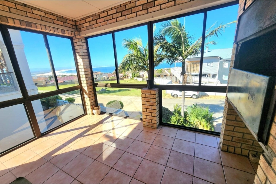 6 Bedroom Property for Sale in Wavecrest Eastern Cape